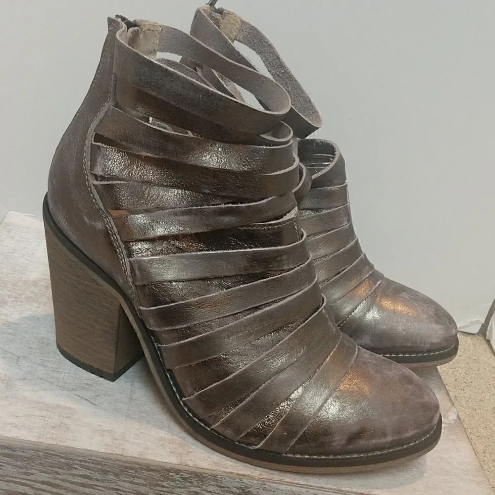 👍 Free People Distressed Booties Size 7 / 37.       A6